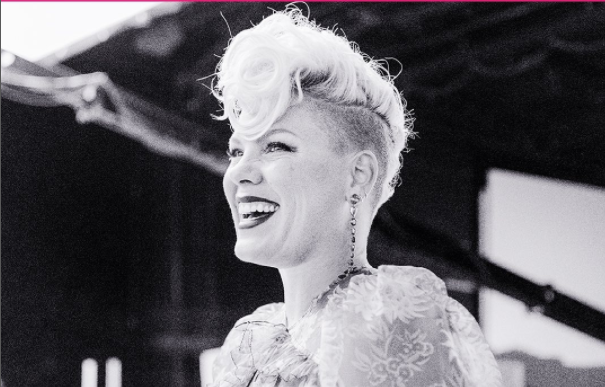 Las impactantes declaraciones de Pink sobre la maternidad:"Me meto en mi armario a llorar"