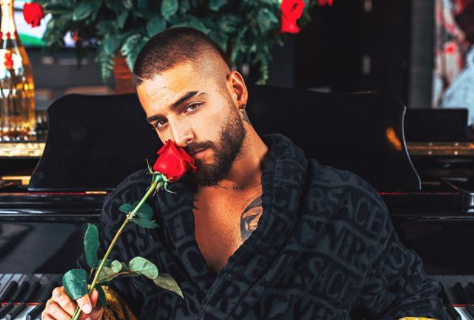 "Maluma se enamoró de su reflejo": las redes estallan comentando el gran parecido entre el artista y su novia