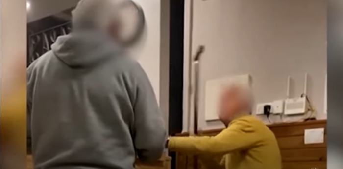 Brutal ataque de un anciano con un bastón a un hombre por sobrepasarse con una mujer