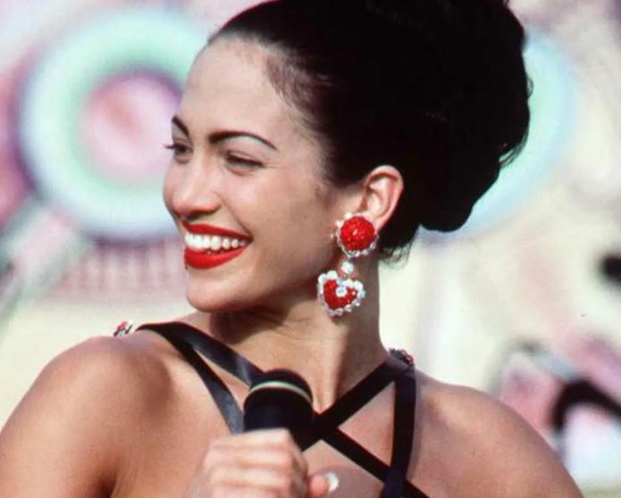 Jennifer Lopez como Selena Quintanilla