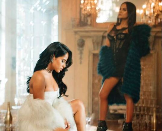 Natti Natasha y Becky G posan en su video Sin Pijama