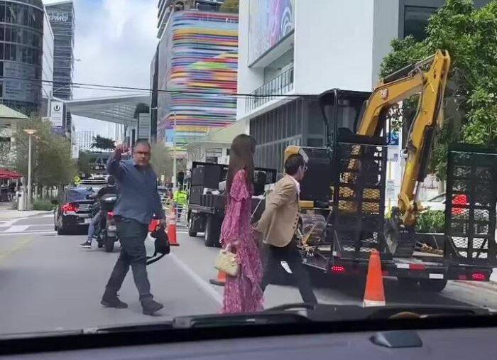 Nadia Ferreira y Marc Anthony, cruzando una avenida en Miami