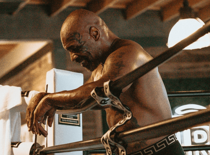 Mike Tyson pierde los estribos en un avión y le da una paliza a un fan