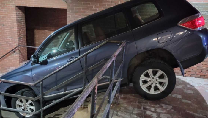 Mujer ebria trató de manejar por las escaleras y culpó al GPS