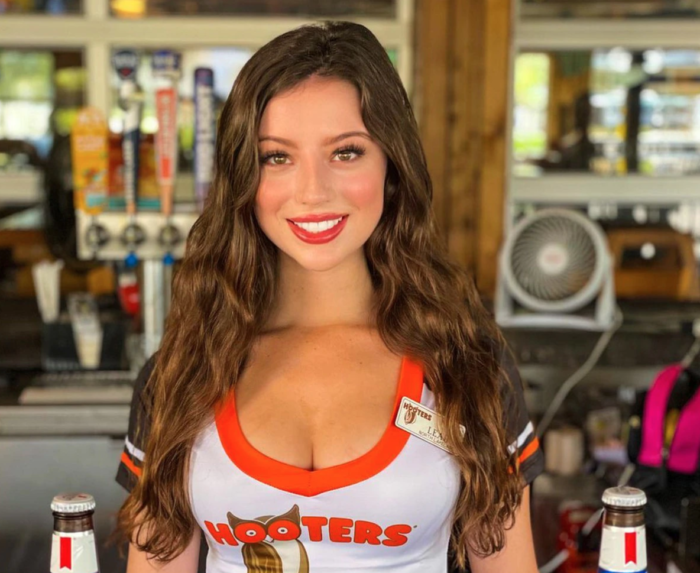 "¿Estás en el menú?" Mesera de Hooters expone en TikTok el acoso de algunos clientes