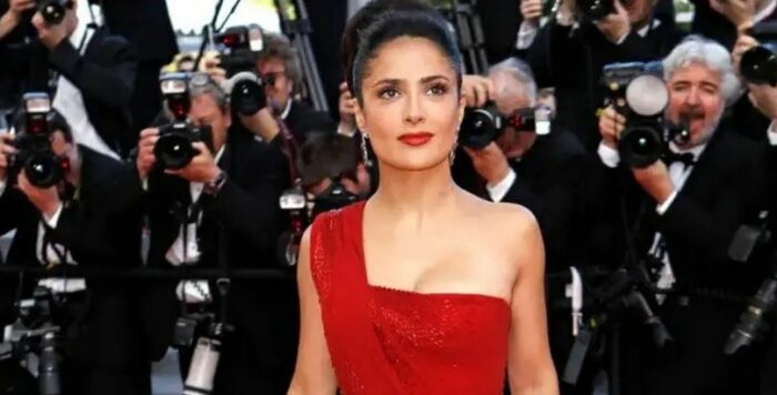 Salma Hayek revela el inusual contenido de su bolso