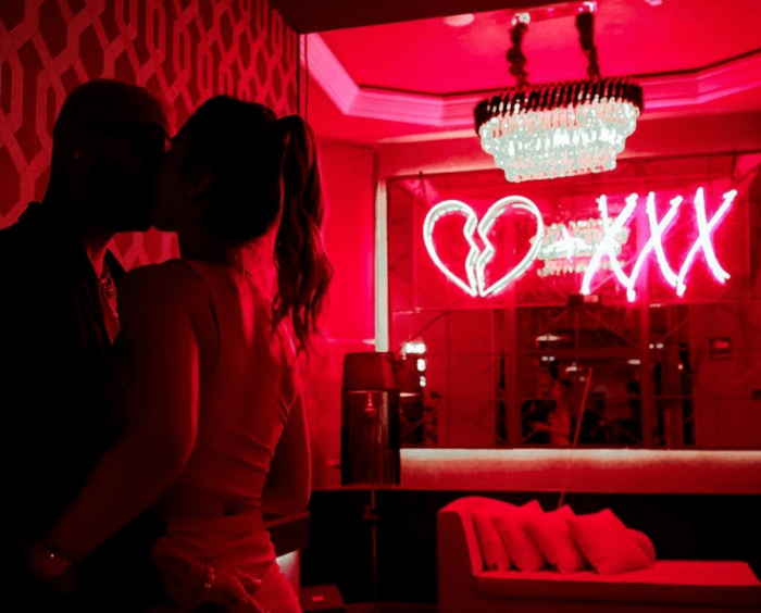 Maluma hace de Cupido en pleno escenario