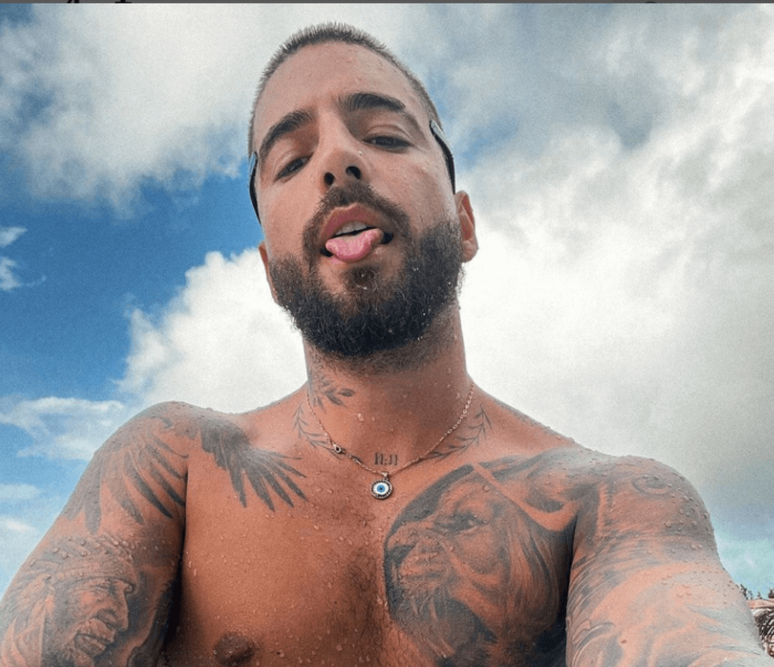 Maluma posa como Dios lo trajo al mundo para promocionar su nuevo disco
