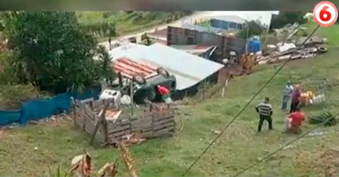 Carro cayó a barranco