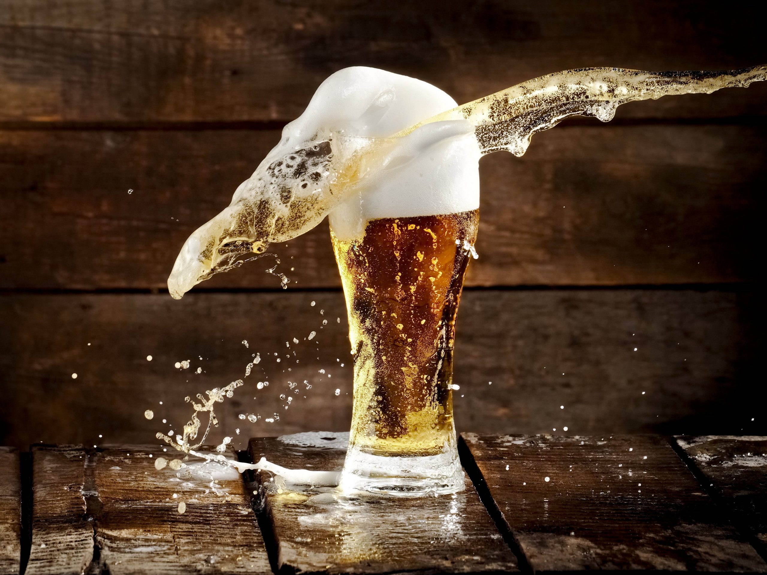 Esto podría pasarle a su cuerpo si toma dos litros de cerveza al día