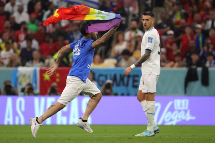 El partido se detuvo hasta que el hombre fue expulsado de la cancha.