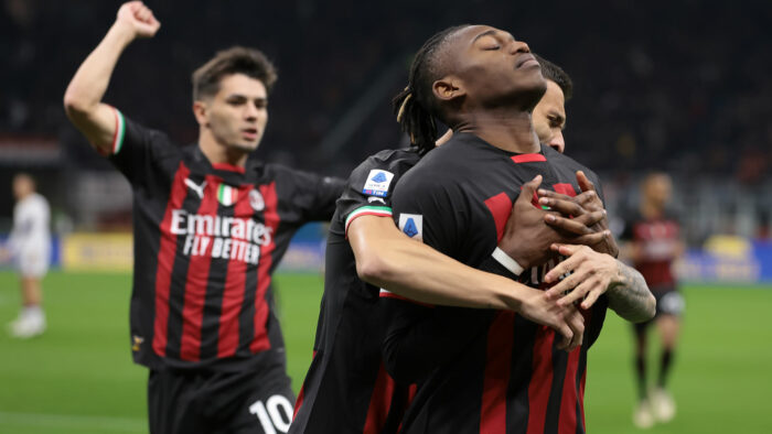 Milan venció a Fiorentina sobre la hora y no le pierde pisada a Napoli