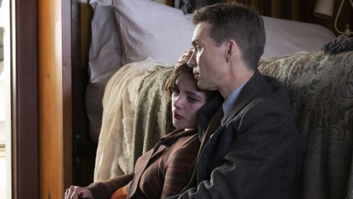 Florence Pugh como Jean Tatlock, a la izquierda, y Cillian Murphy como J. Robert Oppenheimer en una escena de "Oppenheimer".
