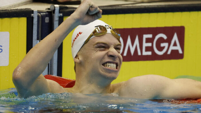 Léon Marchand tras superar el récord de Michael Phelps en el 400 m estilos, en Fukuoka, Japón, el 23 de julio de 2023.