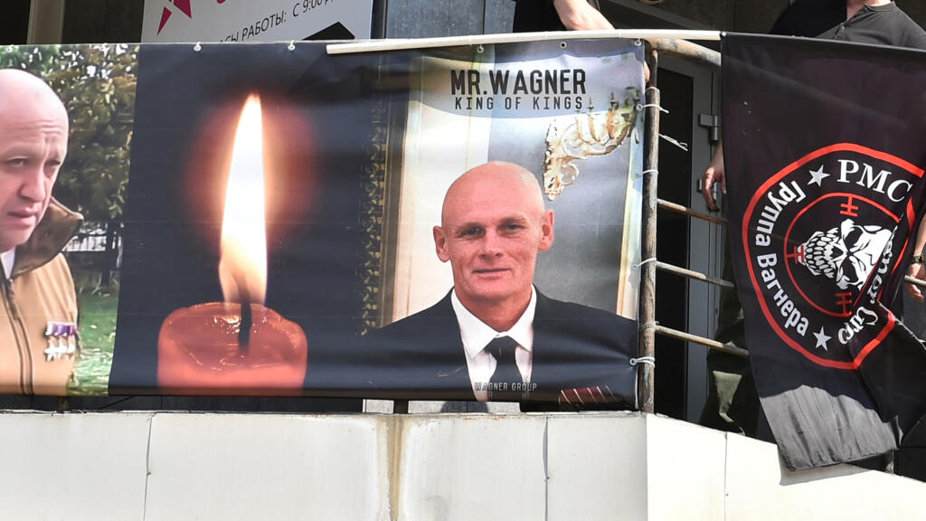 [Foto de Ilustración] Retratos de Yevgeny Prigozhin y Dmitry Outkin (derecha), que dirigió Wagner, frente a la oficina del grupo paramilitar ruso en Novosibirsk el 24 de agosto. 2023.