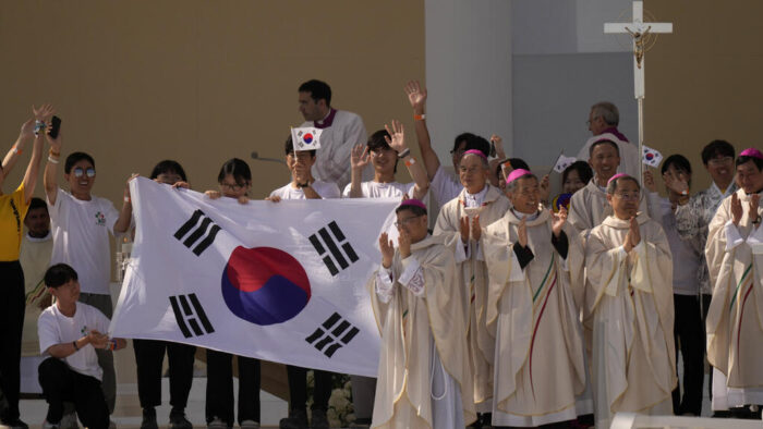 Jóvenes coreanos ondean la bandera de su país tras anuncio del papa Francisco. Lisboa, 6 de agosto de 2023.