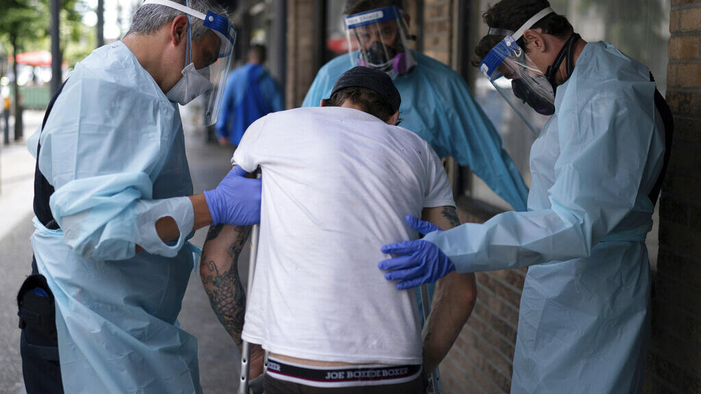 Paramédicos de B.C. Ambulance responden a una sobredosis de drogas en el centro de Vancouver, miércoles 23 de junio de 2021