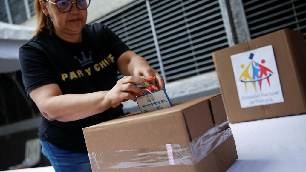 Una mujer participando en estos comicios para elegir un candidato de oposición para enfrentar al presidente de Venezuela, Nicolás Maduro, en su probable candidatura a la reelección en 2024, en Caracas, Venezuela, el 22 de octubre de 2023.