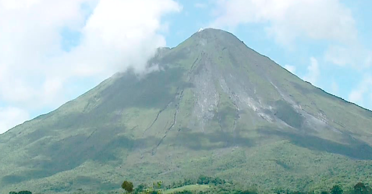 Capturan imagen sorprendente de fenómeno natural en el Volcán Arenal