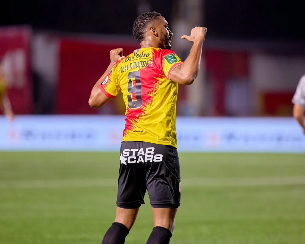La curiosa técnica que utilizó Kendall Waston para frenar a Marcel Hernández