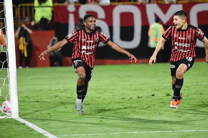 Alajuelense vence a Saprissa y es nuevo líder del campeonato | Repretel
