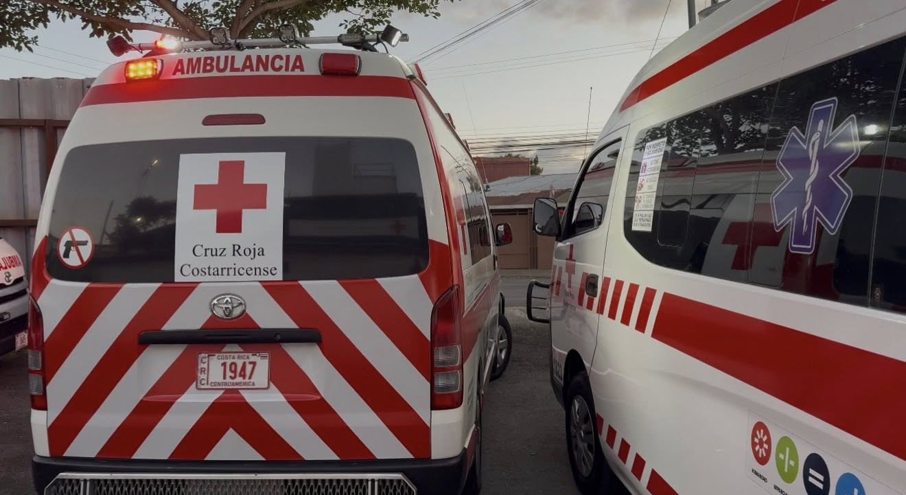 Mujer convulsiona dentro de zona montañosa en Escazú, Cruz Roja en escena