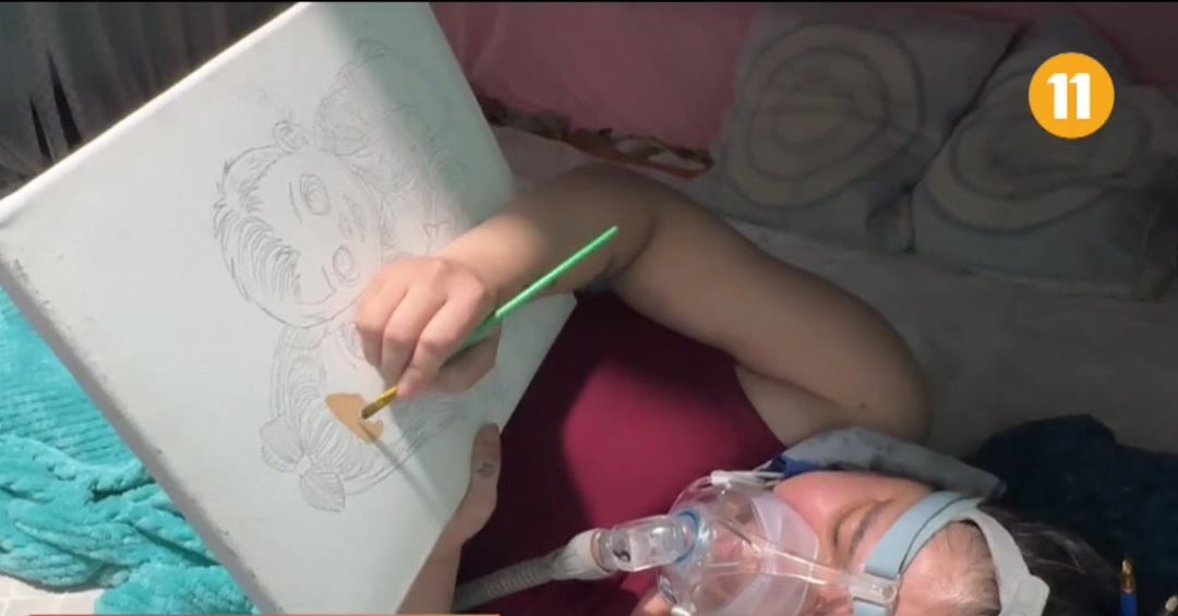 Entre pinceles y esperanza: mujer transforma su enfermedad en creatividad