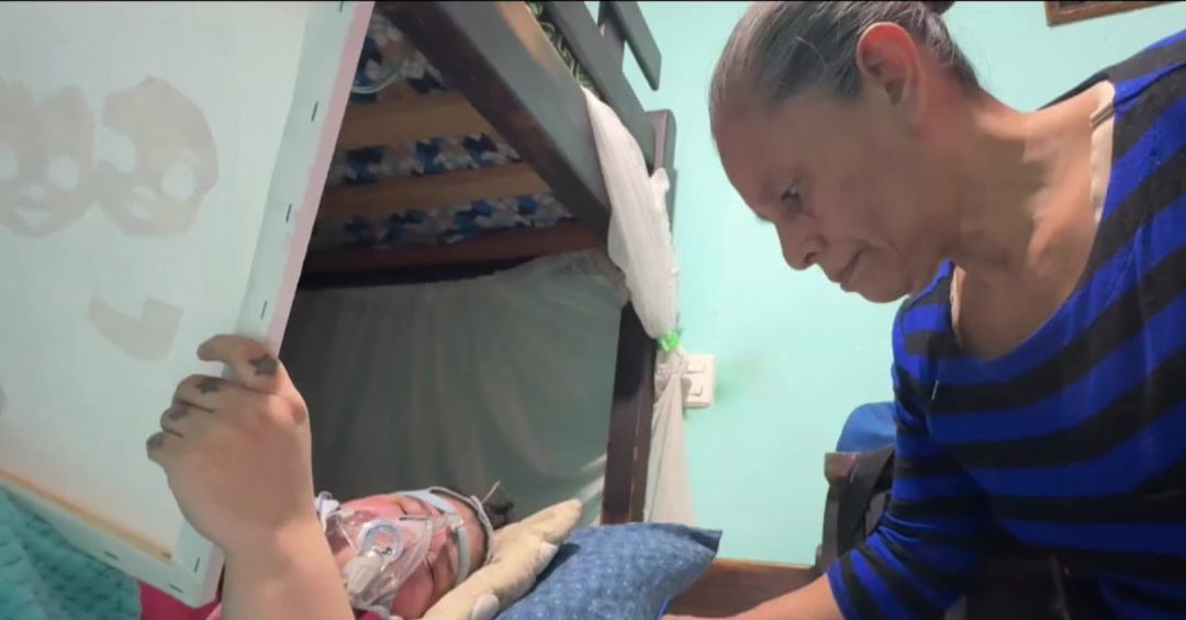 Madre sostiene con amor la lucha de su hija ante la adversidad