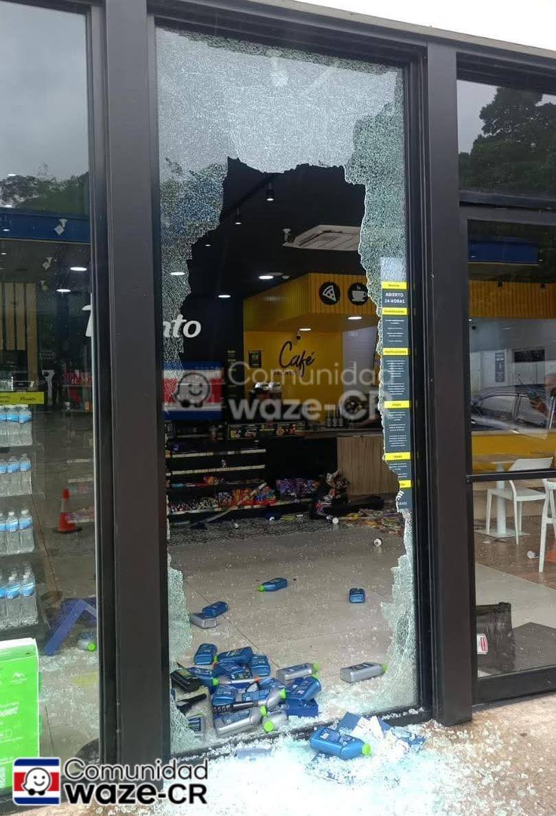 (FOTOS) Llanta de tráiler en movimiento se desprende y destruye local comercial en Limón