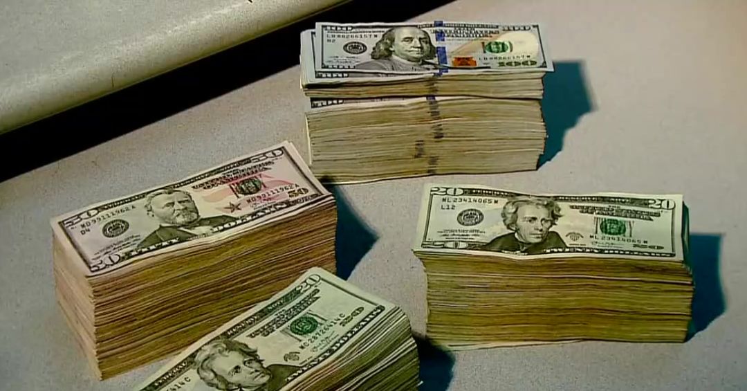 Dólar ya está en ventanillas bancarias en menos de 460 colones