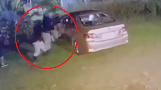 (VIDEO) Sicarios acribillan a balazos a empleado de terminal de Moín dentro de su carro