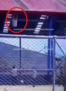 (VIDEO) Estudiante se cae del techo al intentar recuperar un balón en Heredia