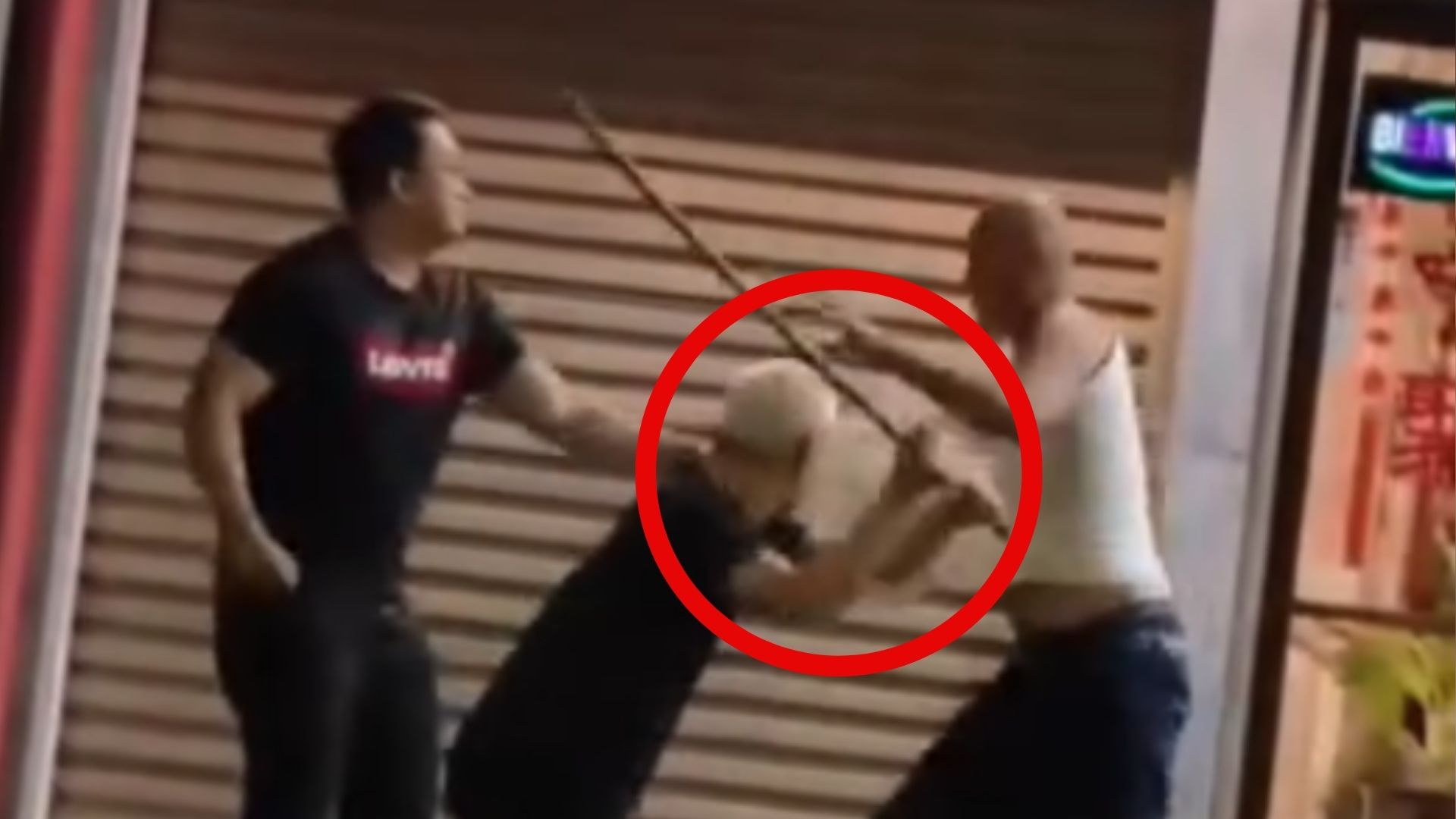 ¡Hasta con palos! Cliente se habría ido sin pagar y termina brutalmente golpeado