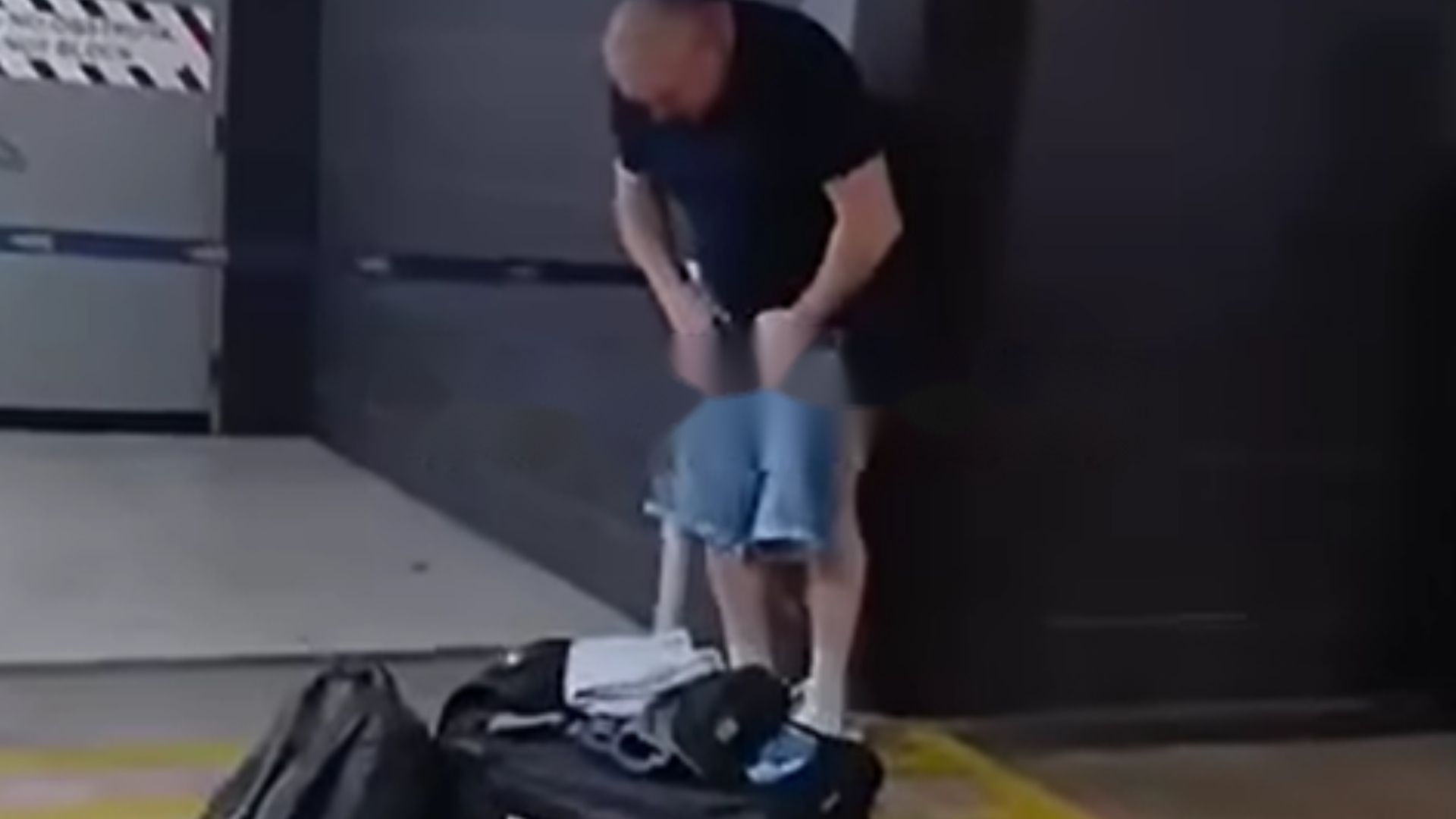 Hombre queda semidesnudo ante decenas de viajeros en aeropuerto Juan Santamaría