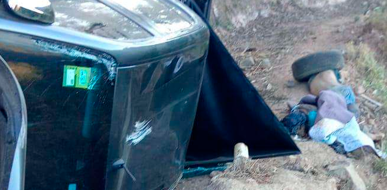 Autoridades reportan vehículo en el fondo de precipicio con tres cuerpos maniatados y las cabezas envueltas