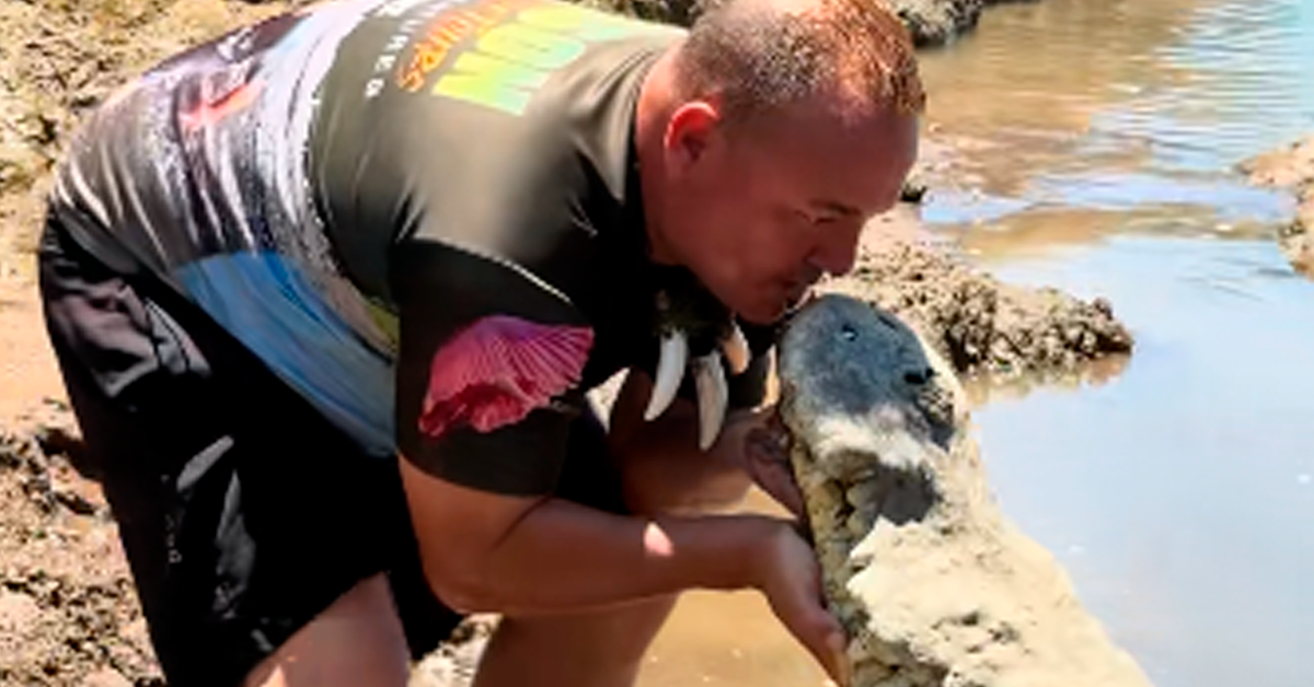 Irresponsable: Hombre sorprende al besar cocodrilo frente a turistas en el Río Tárcoles