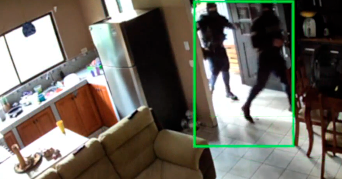 Videos: Investigan a tres policías por presunto robo millonario en vivienda