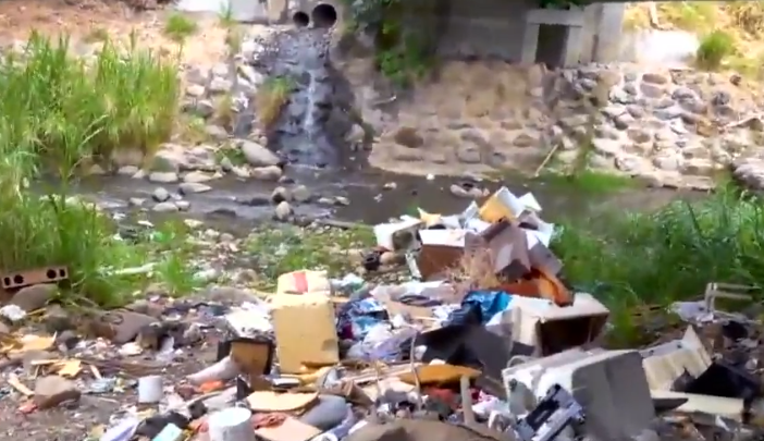 ¡Lamentable! Mujer dio a luz debajo de un puente en Desamparados