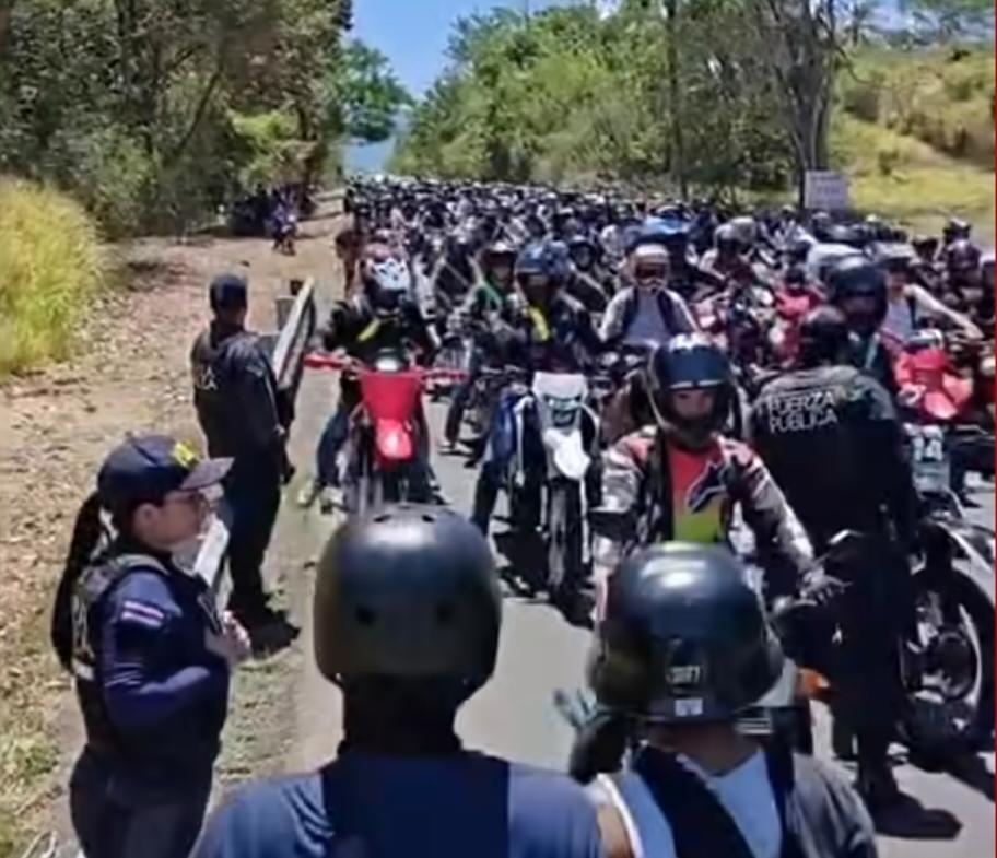 Hasta por la playa intentaron huir: Motociclistas buscaron darse a la fuga en operativo policial