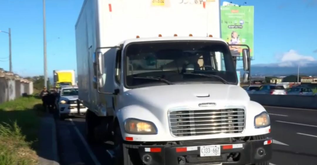 Hallan abandonado en Tibás un camión reportado como robado en Puntarenas