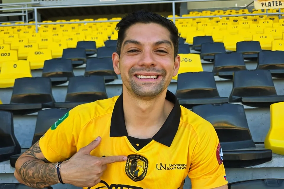 Leyenda de La Sele posa con la camiseta de su exclub y será dedicado especial por su trayectoria en Europa