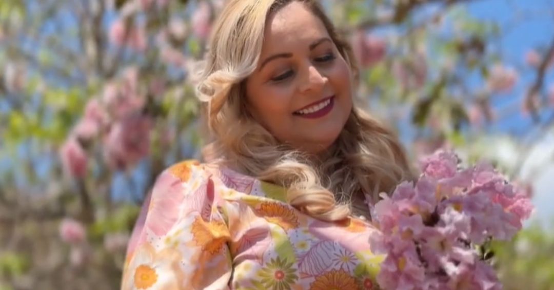 Profesora cumple su sueño al fusionar música y raíces con canciones originales