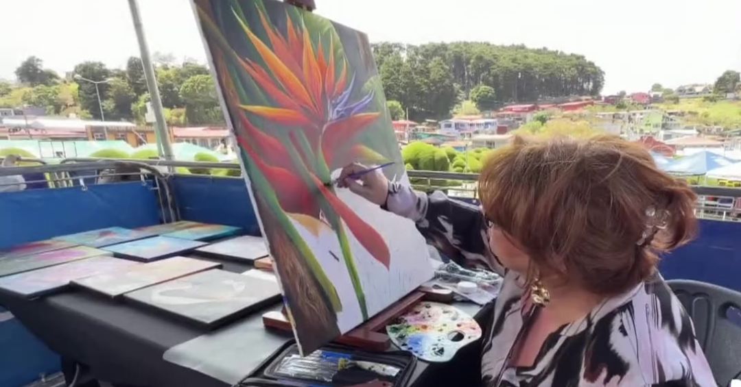 Fue a dejar a su hijo y encontró el amor: hoy es artista internacional