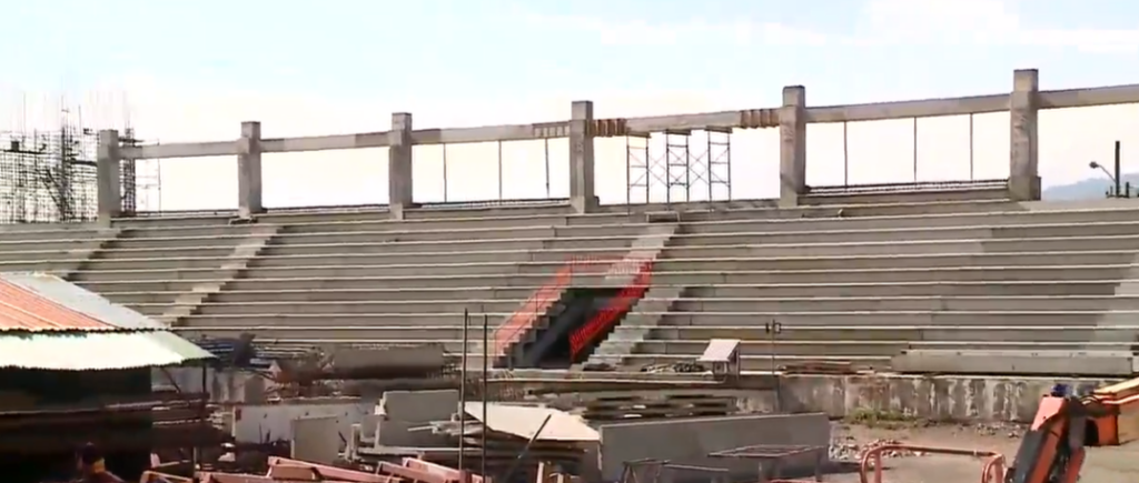 Hombre crítico tras quedar prensado bajo estructura metálica en estadio Rosabal Cordero