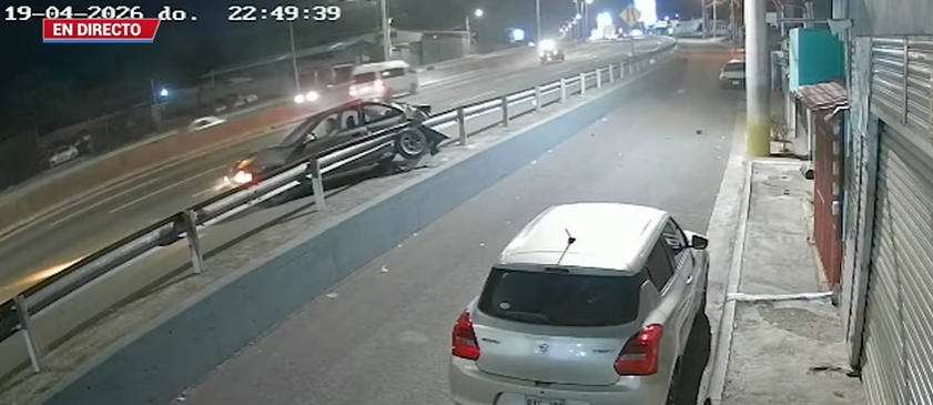 Brutal: Vehículo choca violentamente contra baranda en la General Cañas