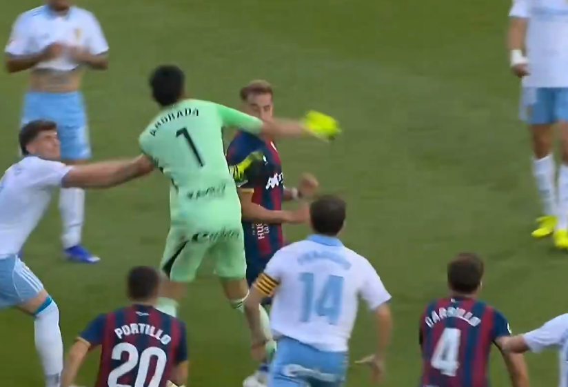 Jugadores se desatan a puñetazos en pleno derbi europeo: Vea el video