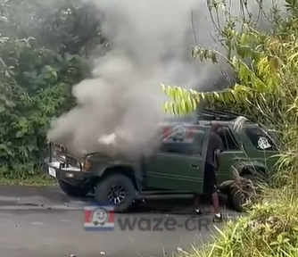 Impactante: Vehículo envuelto en llamas cae a guindo