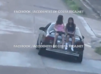 ¡Indignante! Captan niñas sentadas sobre un vehículo en movimiento