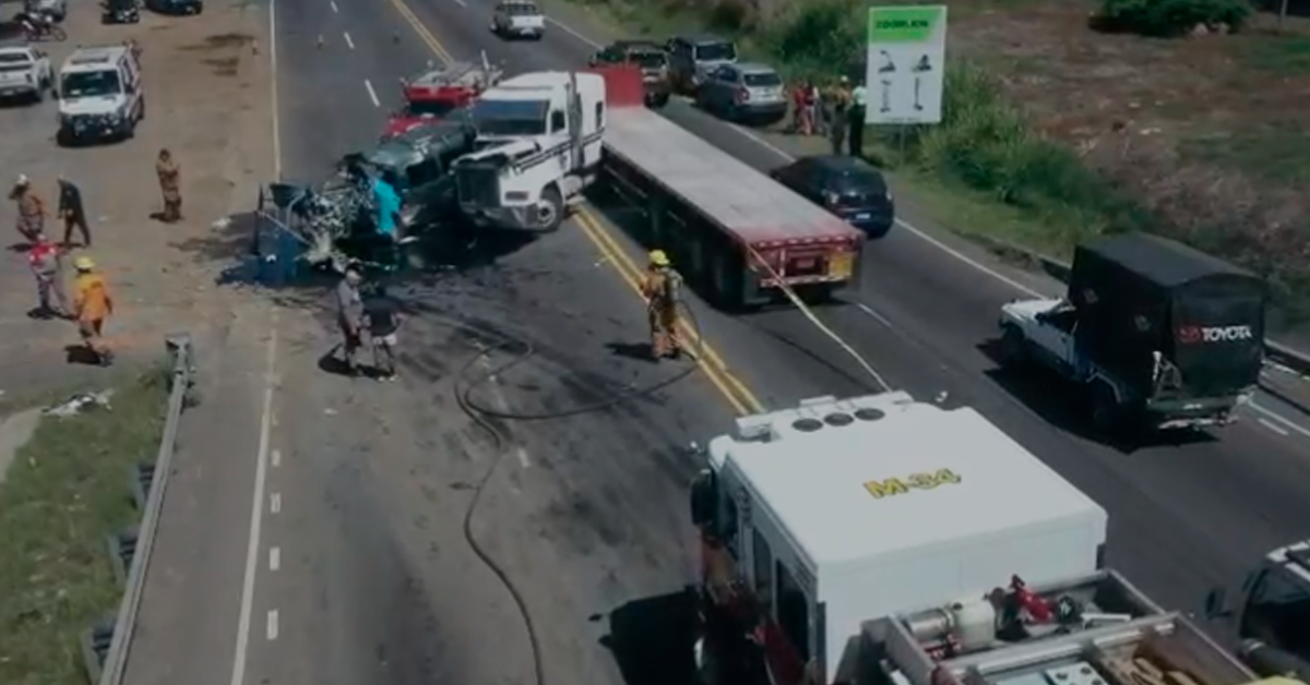Colisión de tráiler contra buseta con niños deja tres pacientes críticos en Alajuela