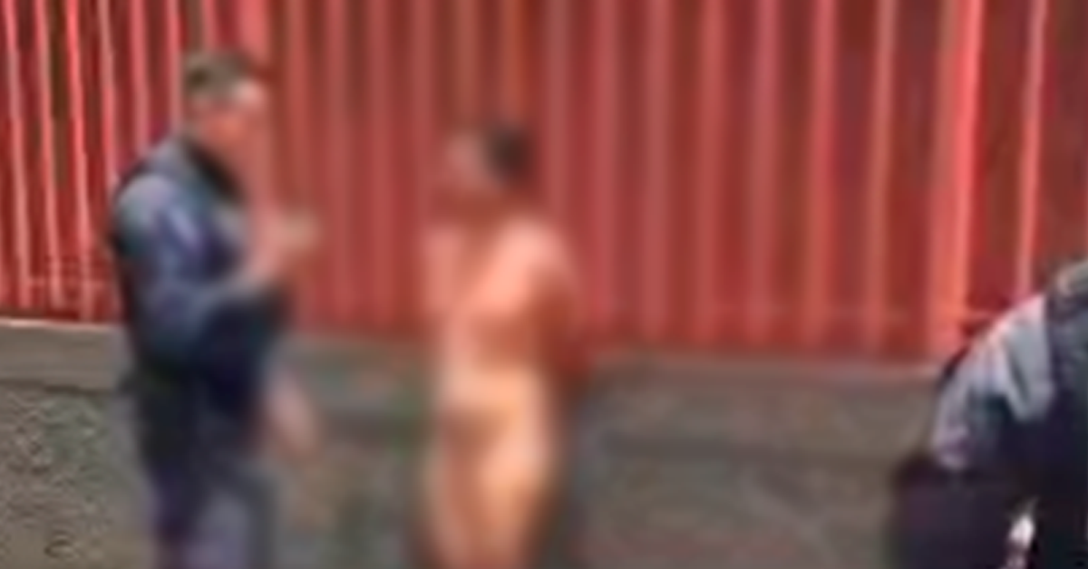 Desnudan a supuesto delincuente tras recibir paliza en La Unión